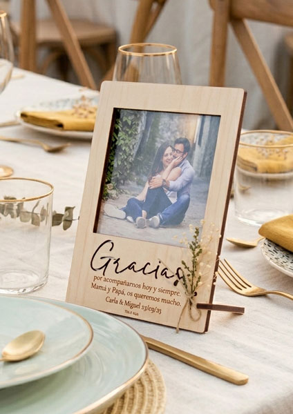 m&aacute;n portafotos de madera con mensaje especial para regalar a los padres el d&iacute;a de la boda